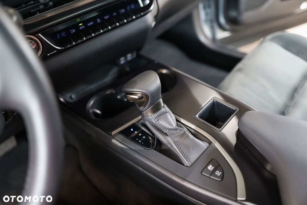 Lexus UX - 25