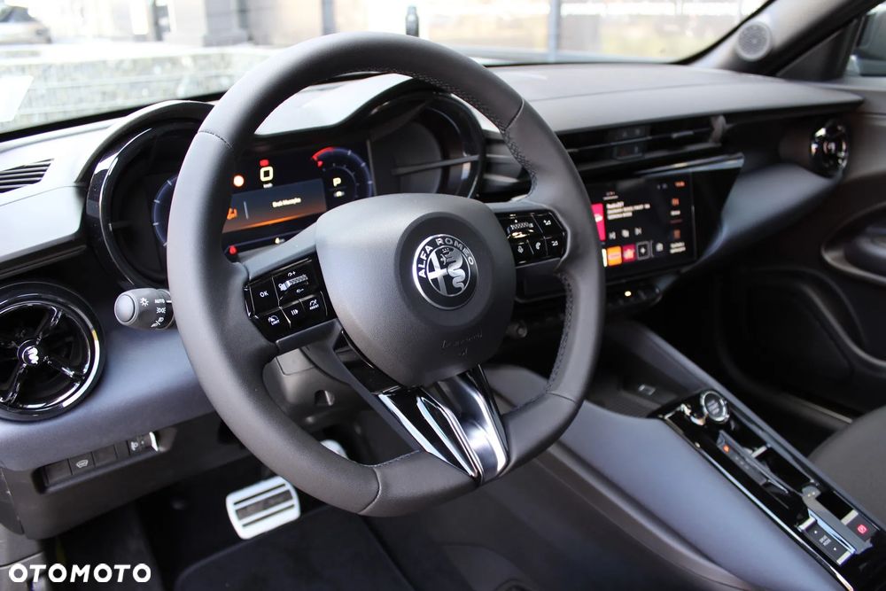 Alfa Romeo Junior 1.2 mHEV Sprint Q4 eDCT - 11