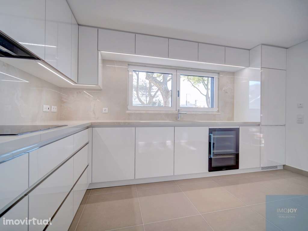 Moradia T4 + 1 com Jardim e Piscina em São Pedro do Estoril - Grande imagem: 4/38