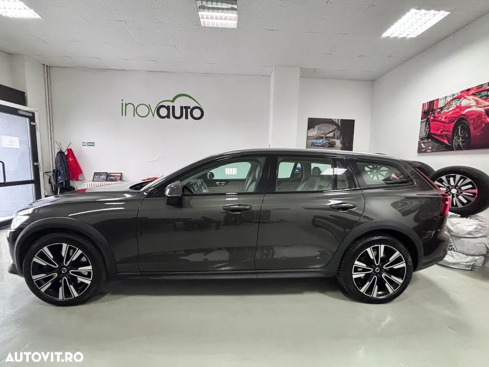 Volvo V60 V60CC B5 MHEV AT AWD Plus Bright - 4
