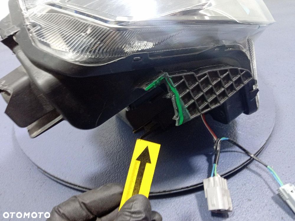 SUZUKI VITARA II II- LIFT 18- REFLEKTOR PRAWY LAMPA PRZÓD 100-7R016 - 9