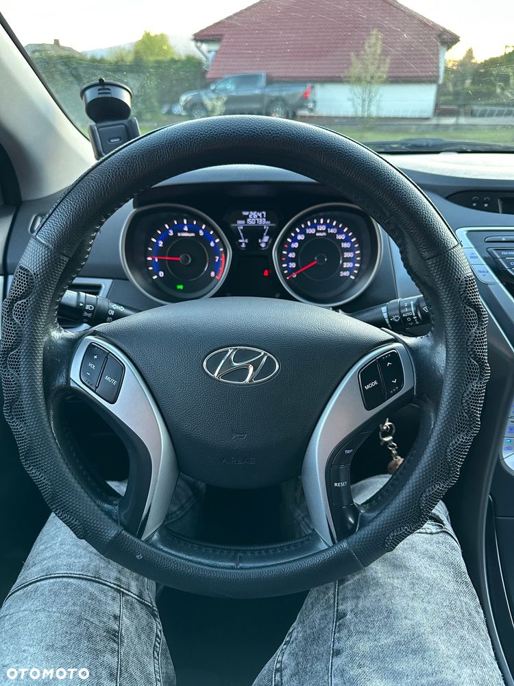 Hyundai Elantra 1.6 Comfort - 9