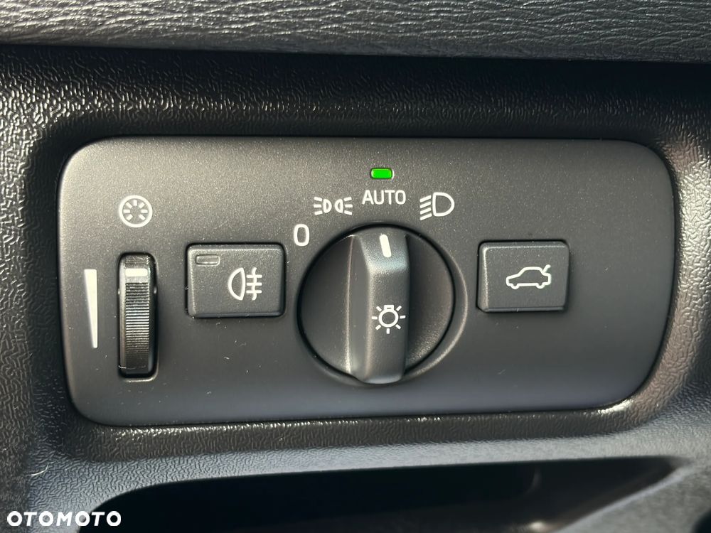 Volvo V40 T2 Momentum - 39