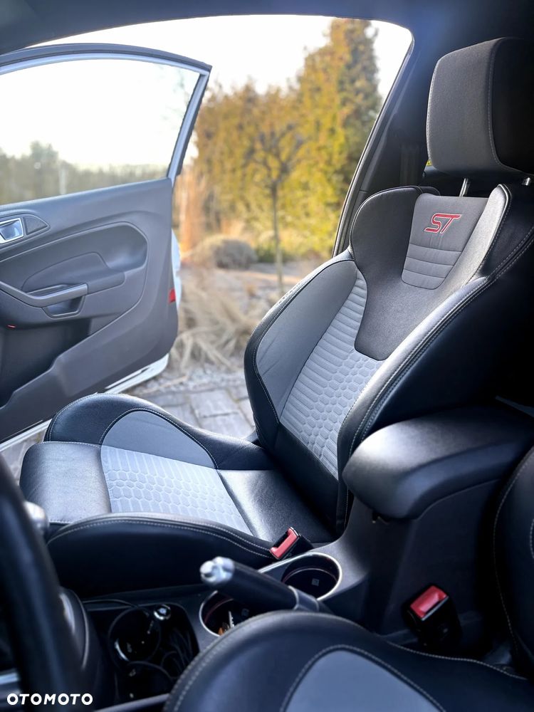 Ford Fiesta 1.6 EcoBoost mit Leder-Sport-Paket ST - 16