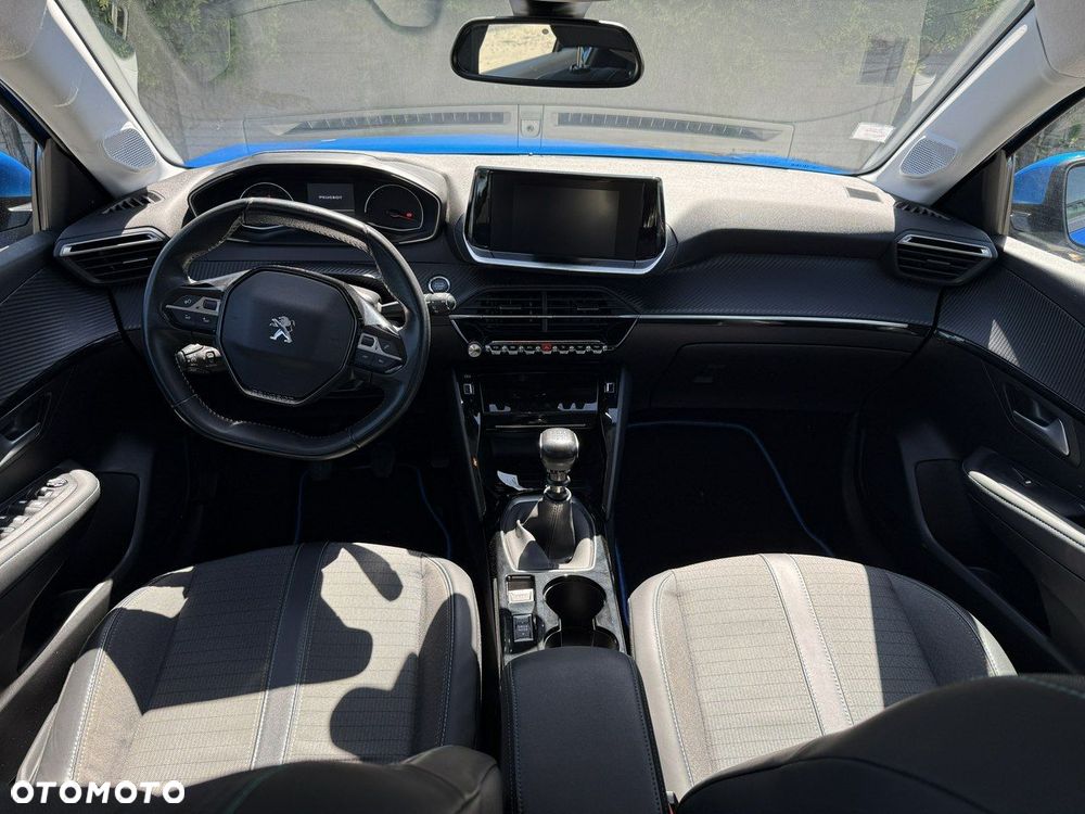 Peugeot 208 - 8
