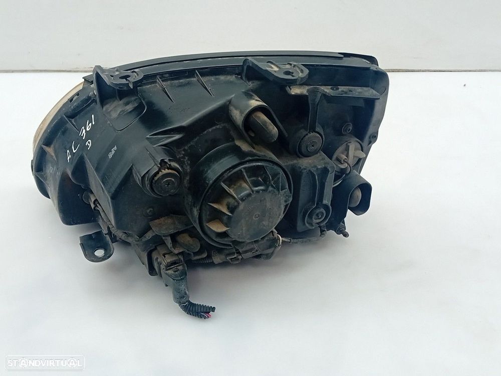 Ótica / farol direita KIA Carens II (FJ) - 2