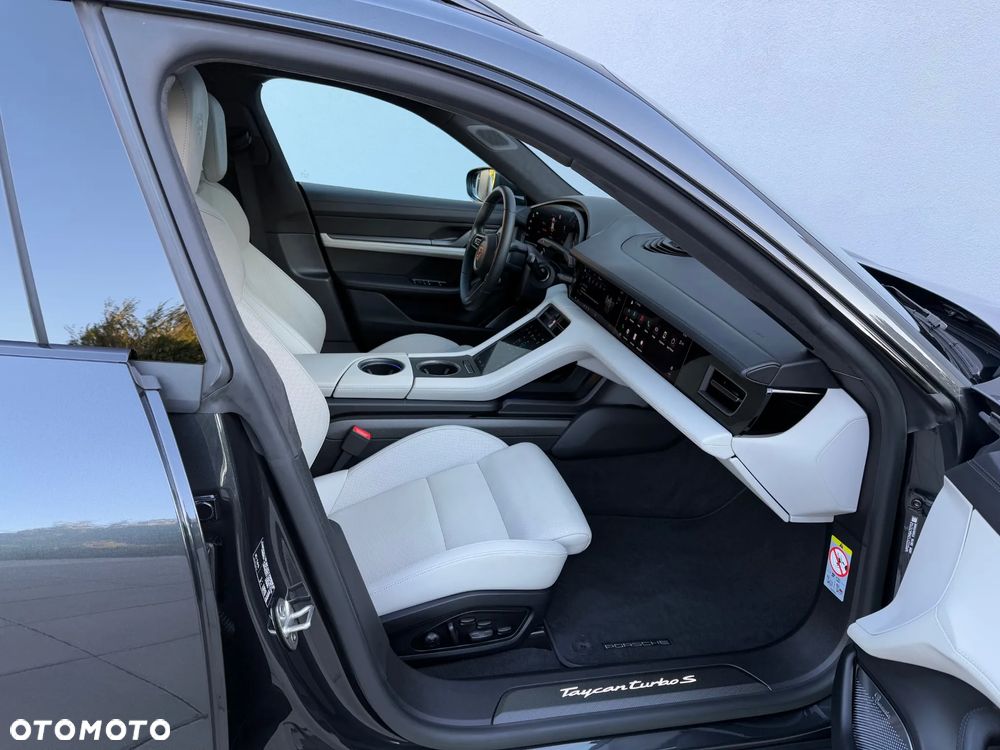 Porsche Taycan Turbo S Cross Turismo - 11