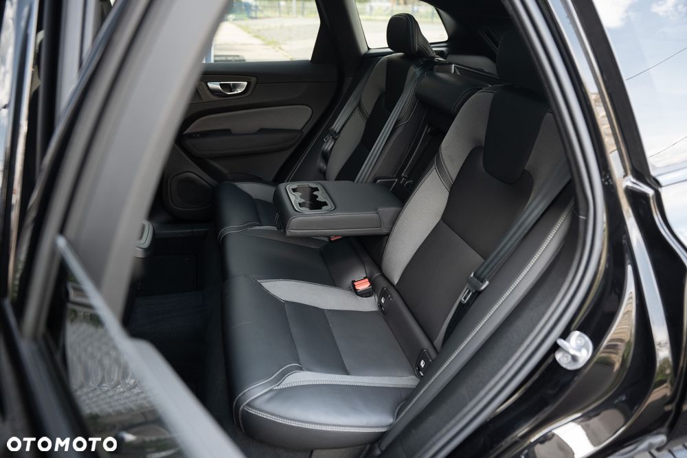 Volvo XC 60 B5 B AWD Ultimate Dark - 35