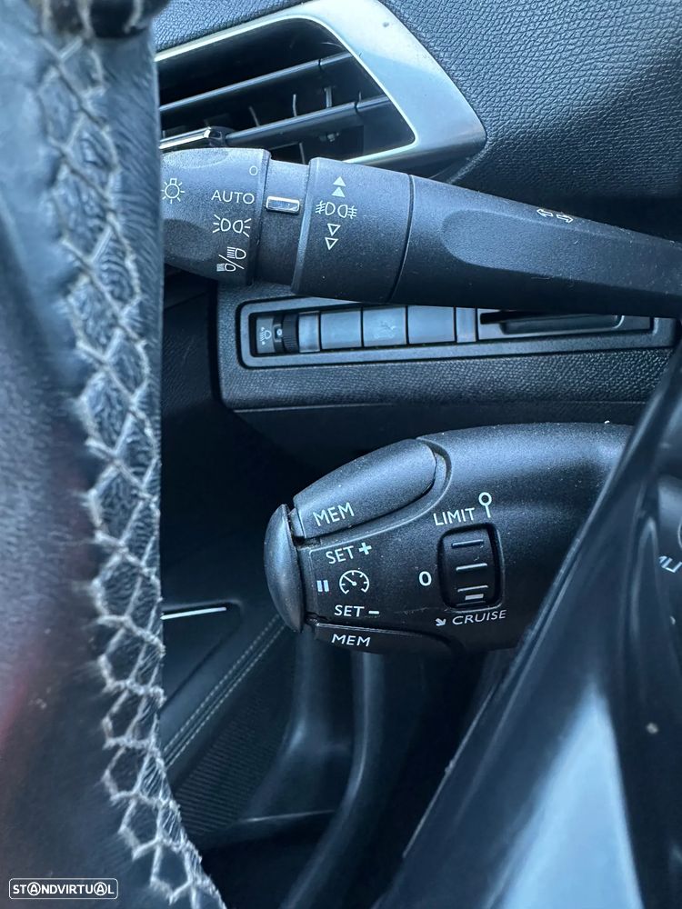 Peugeot 3008 PureTech 130 Stop & Start GPF Allure — fotografia 14