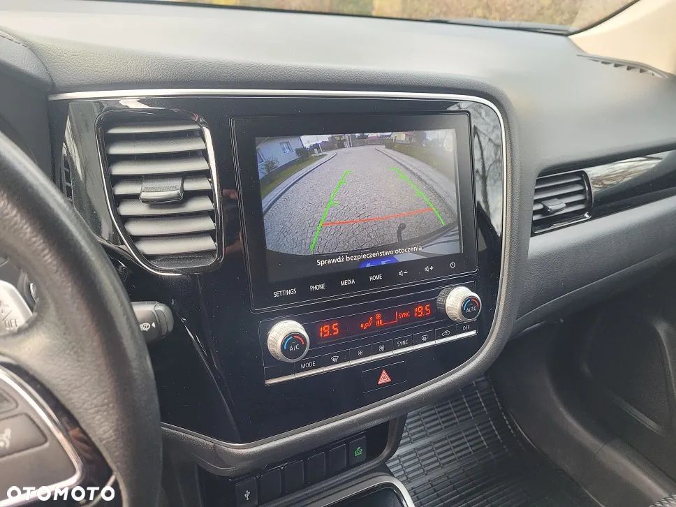 Mitsubishi Outlander 2.0 Intense + Navi 4WD CVT - 18