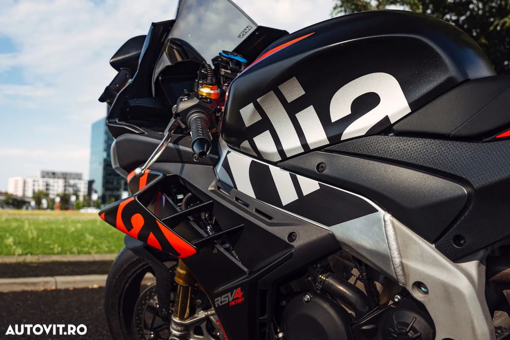 Aprilia RSV-4 Factory - 7