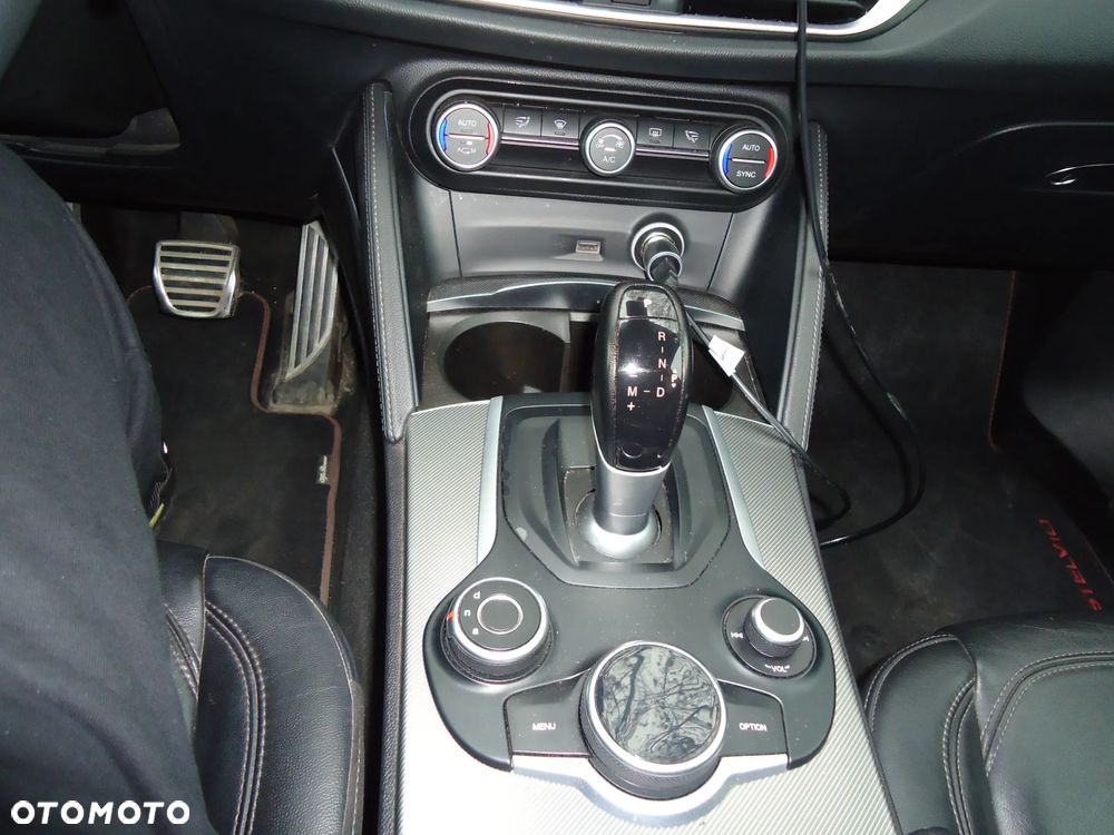 Alfa Romeo Stelvio - 13