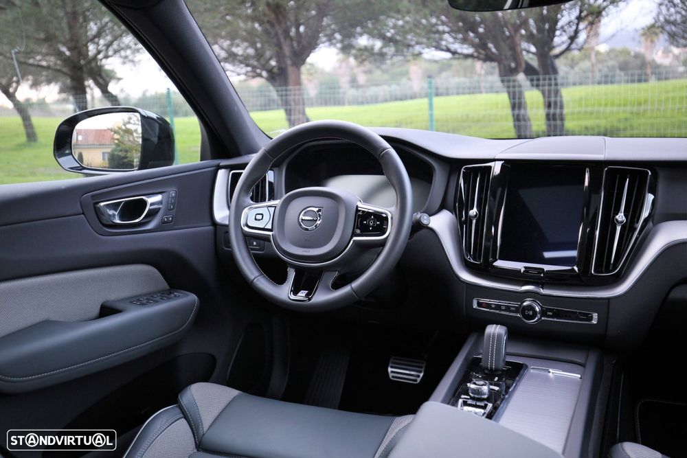 Volvo XC 60 2.0 T8 PHEV R-Design AWD - 27