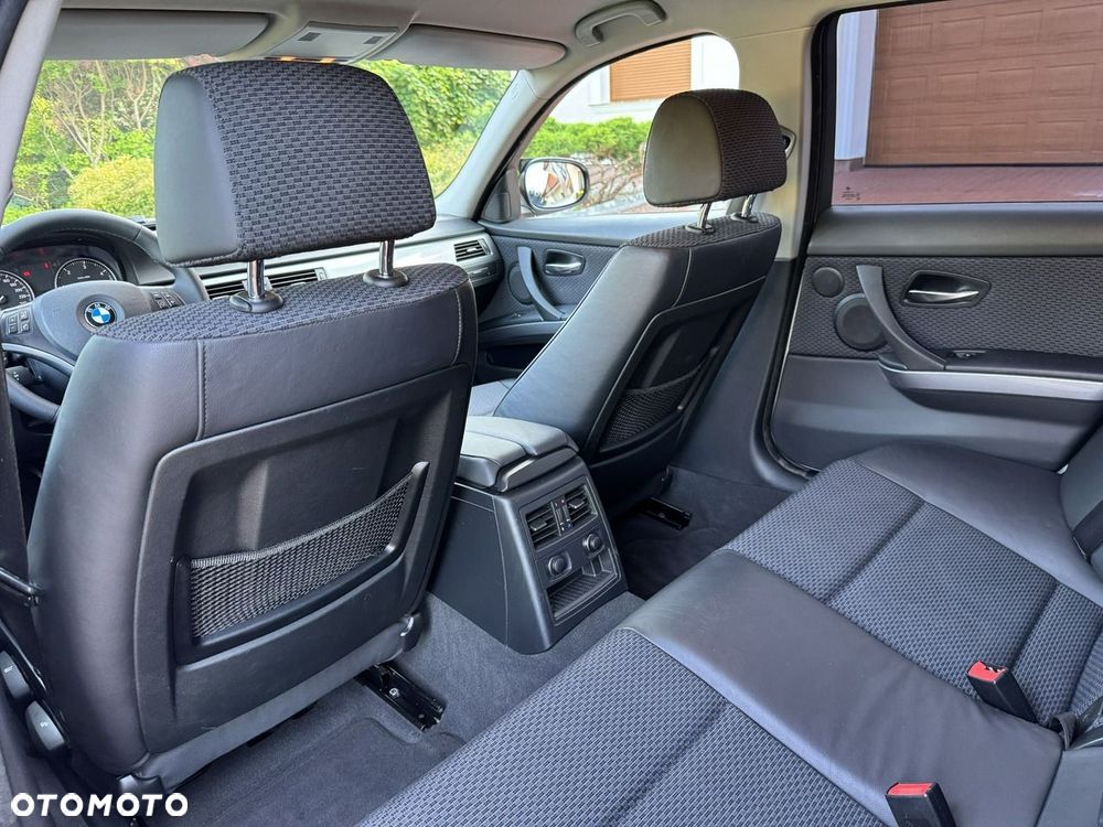 BMW Seria 3 320d xDrive - 23
