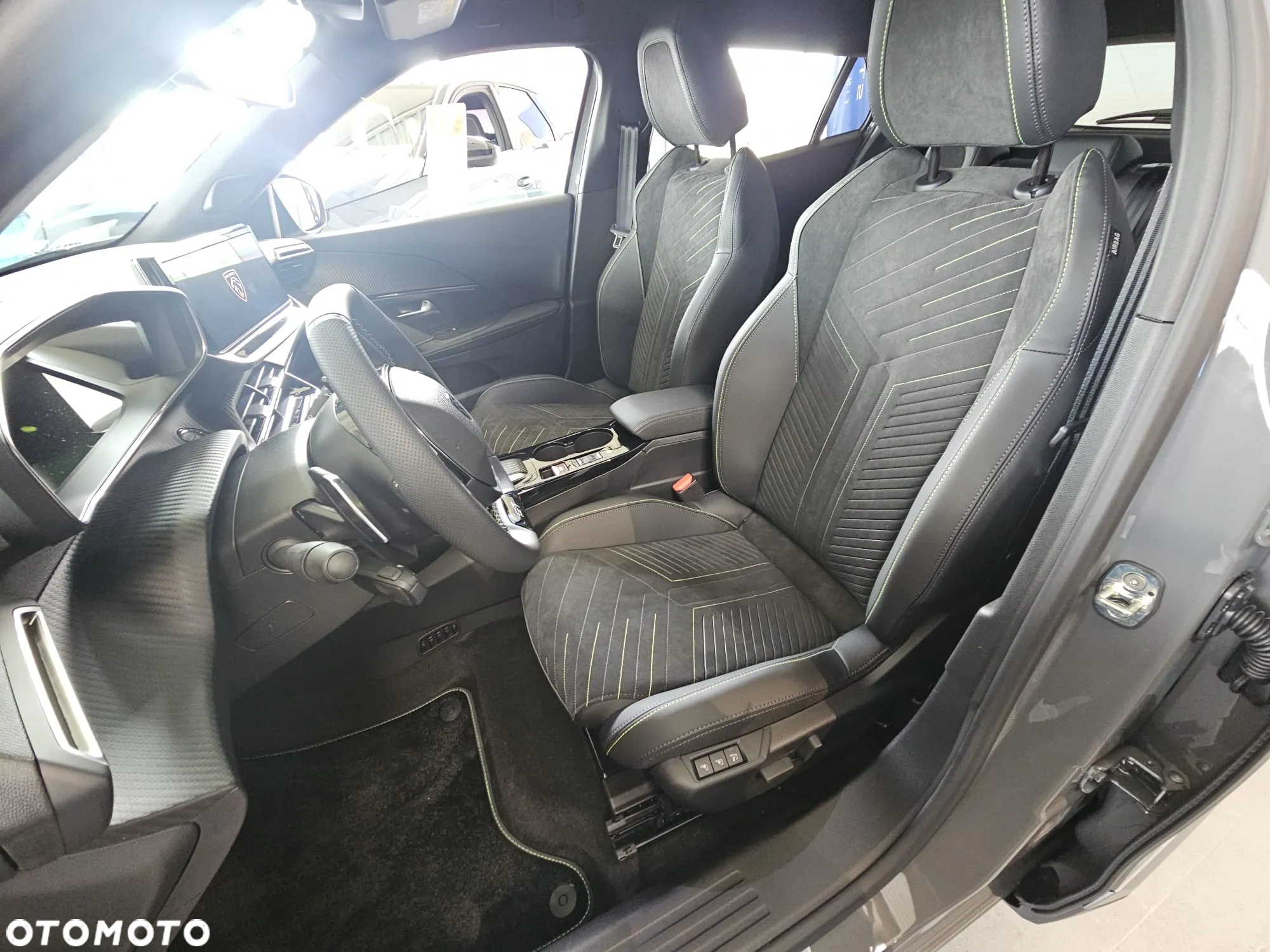 Peugeot 2008 PureTech mHEV GT e-DCS6 - 12