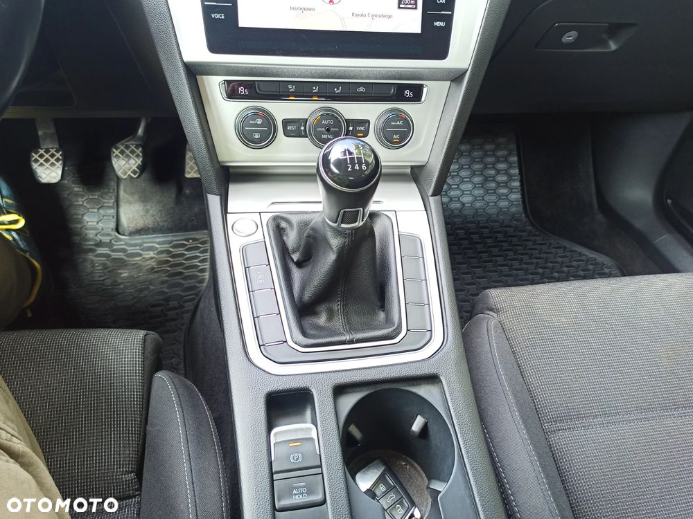 Volkswagen Passat 2.0 TDI SCR Comfortline - 13