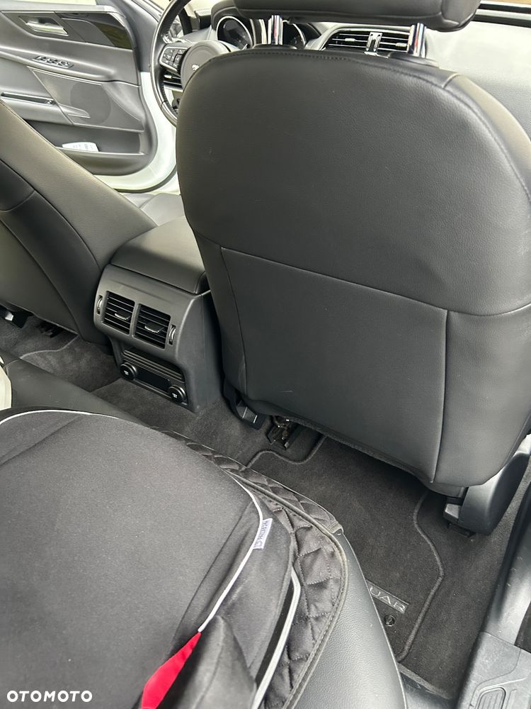 Jaguar XE 25t Pure - 14