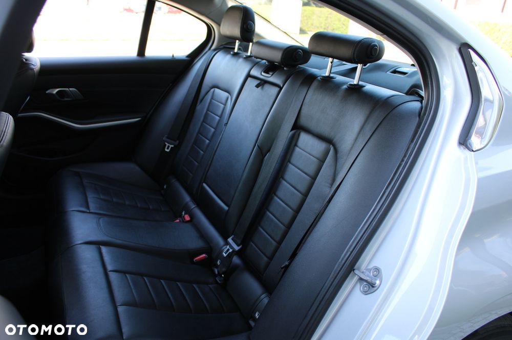 BMW Seria 3 330i Sport Line - 28