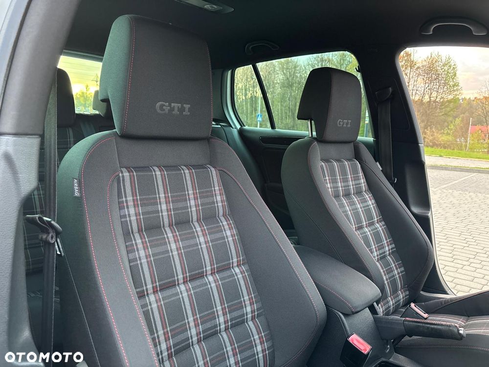 Volkswagen Golf 2.0 GTI - 12