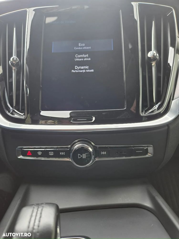 Volvo V60 B4 MHEV AT8 FWD Momentum Pro - 10