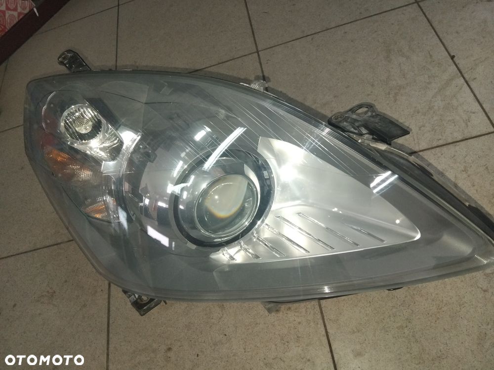 Opel zafira B reflektor Xenon prawy - 1