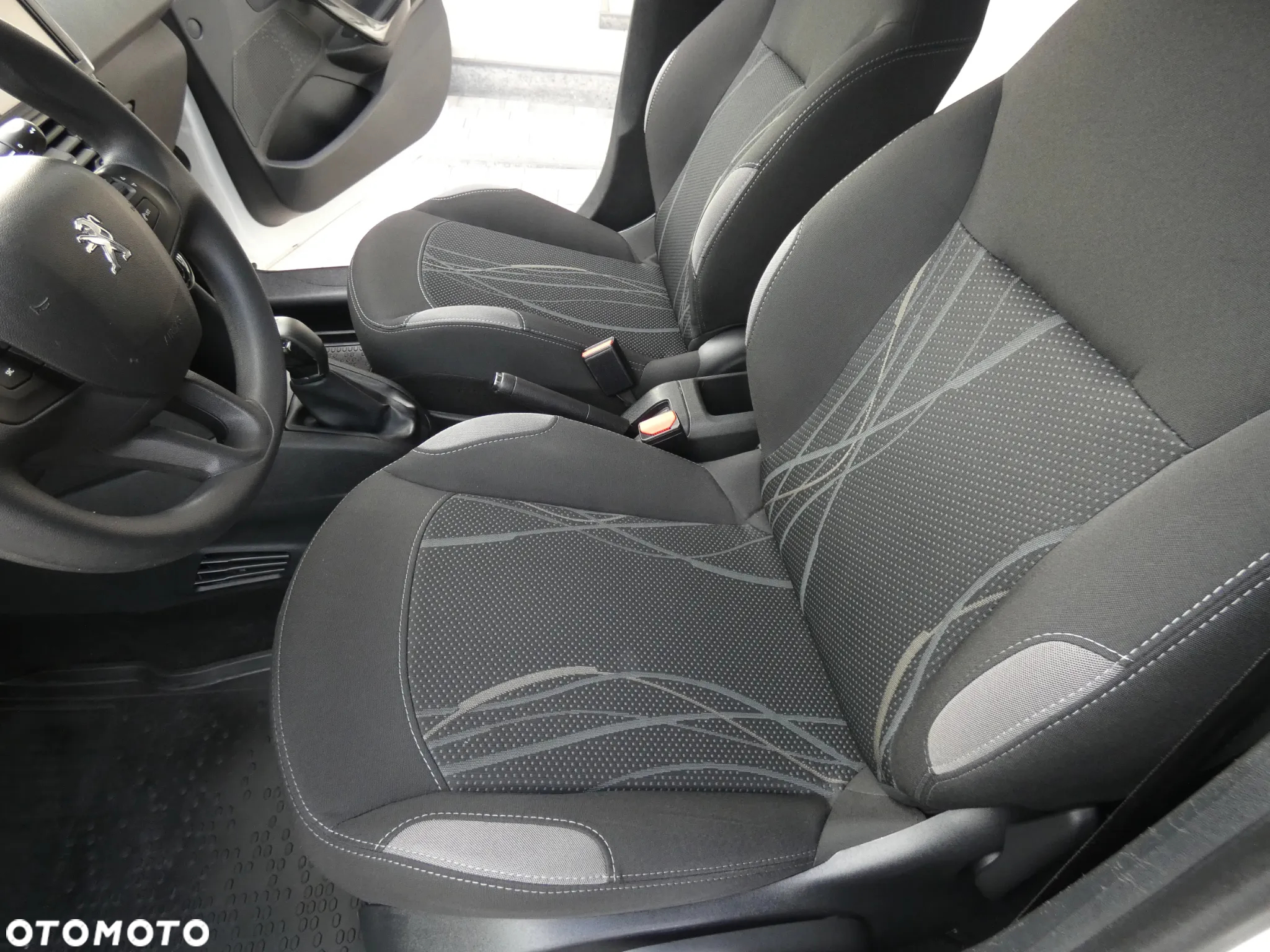 Peugeot 208 - 13