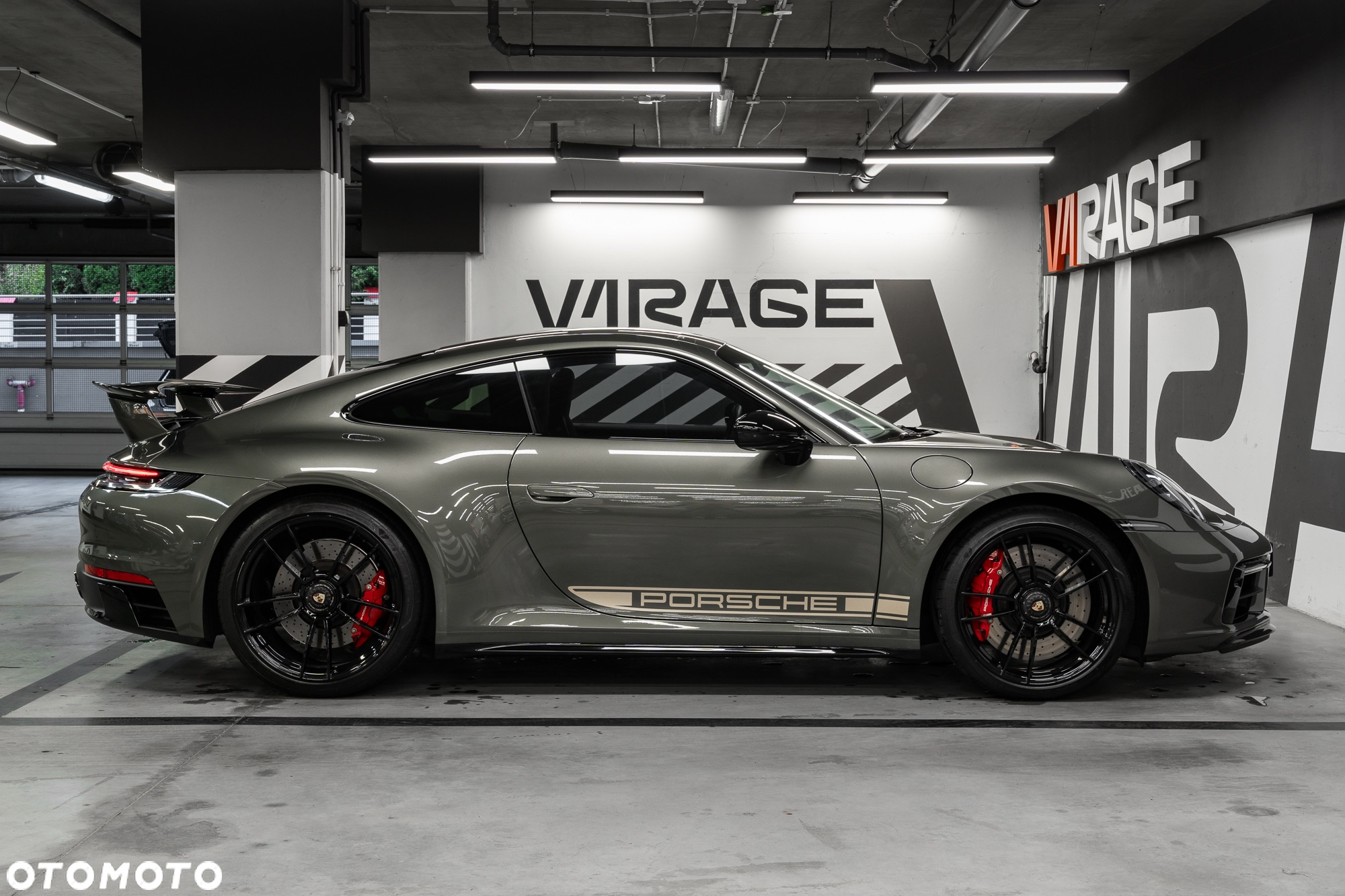 Porsche 911 Carrera 4 GTS - 23