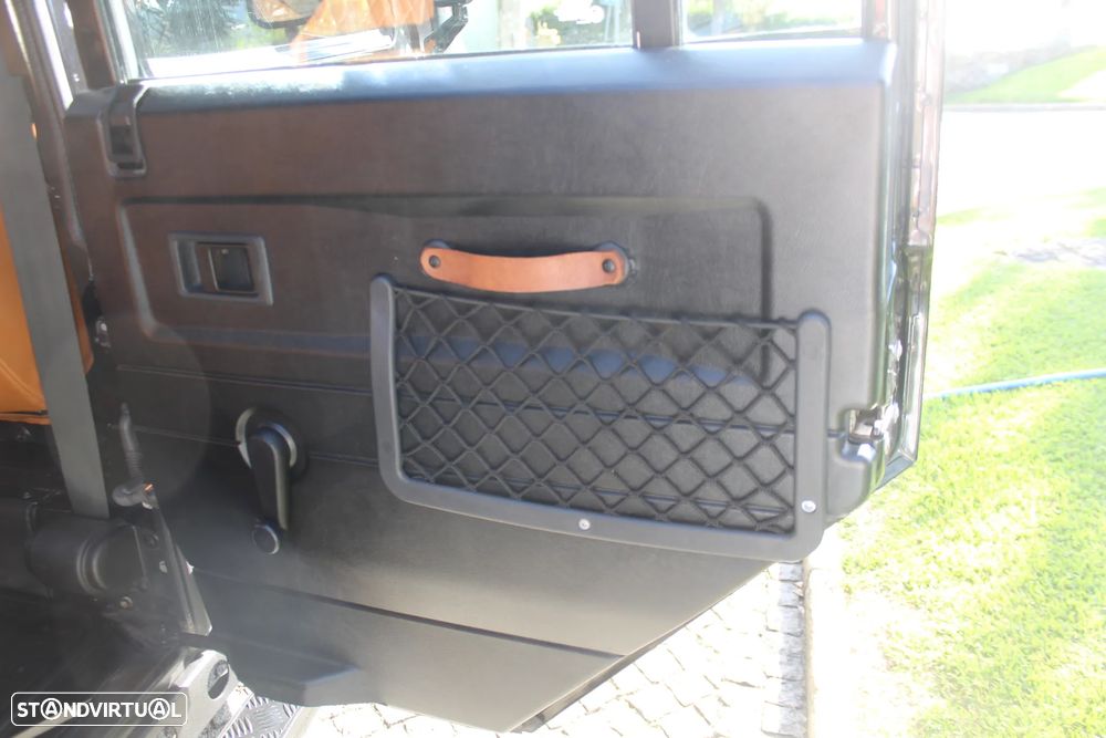 Land Rover Defender 110 Black Pearl Limited Edition - 34