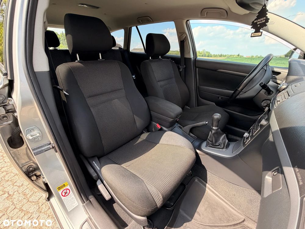 Toyota Avensis 1.8 VVT-i Luna - 22
