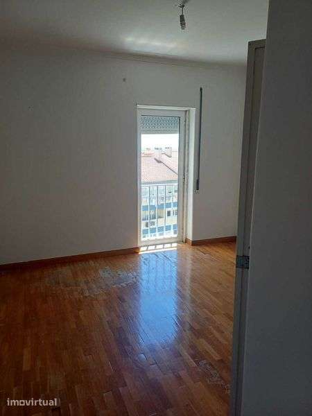 Apartamento T3 Boa localização em bom estado - Grande imagem: 3/6