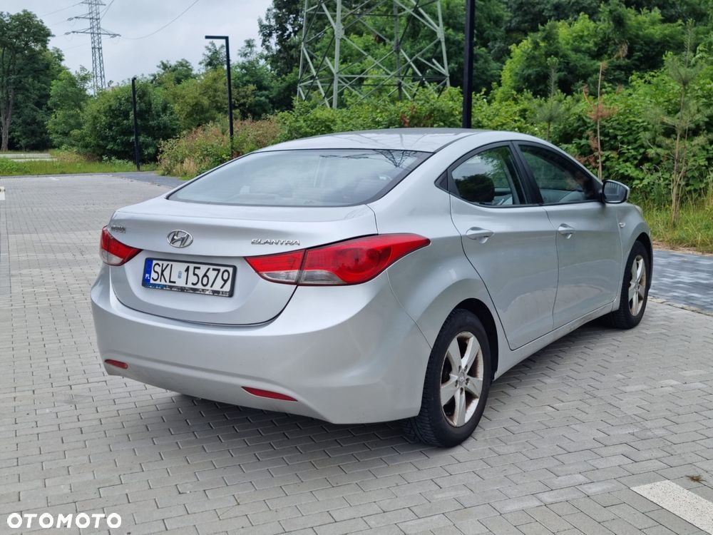 Hyundai Elantra - 3