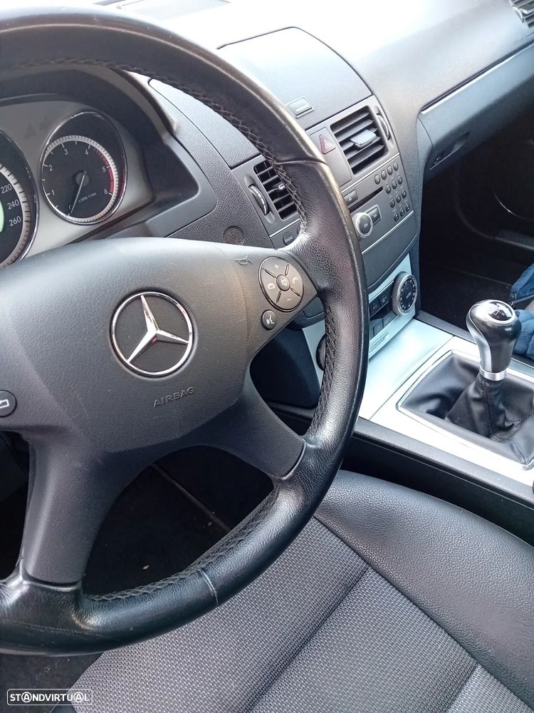 Mercedes-Benz 200 - 6