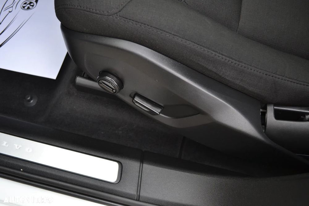 Volvo XC 60 B4 D AWD Geartronic Momentum Pro - 9