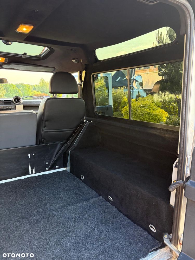 Land Rover Defender - 12