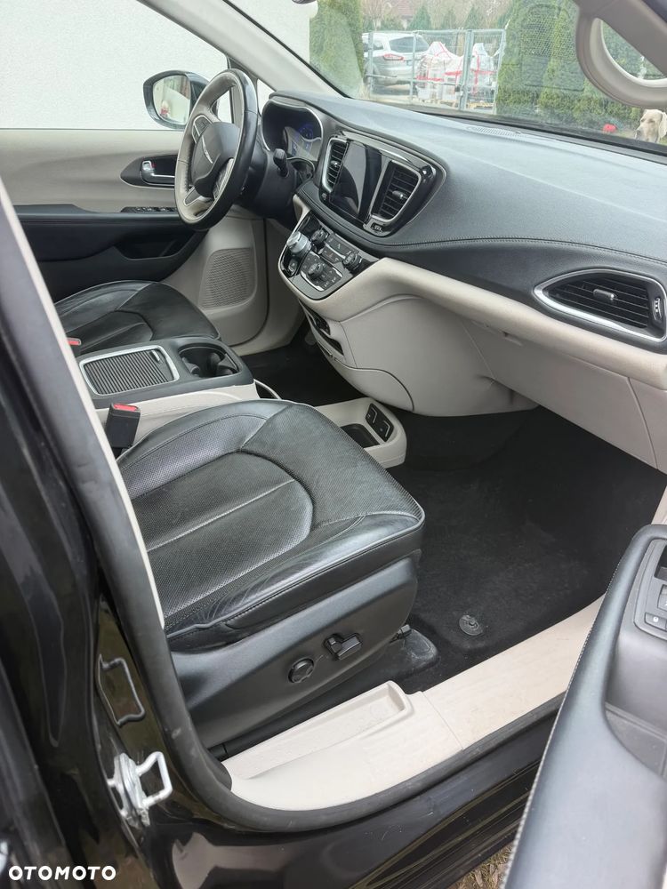 Chrysler Pacifica - 31