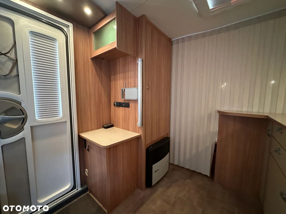 Burstner AVERSO 465 TS FIFTY z napędem i markizą pompowaną. - 28