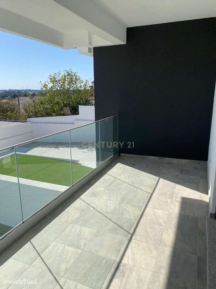 Moradia Nova Isolada em Corroios - 5 divisões 3 Quartos e 3 Casas de B - Grande imagem: 2/9