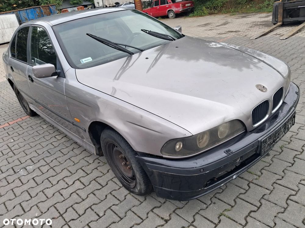 BMW 5 E39 silnik 2.5 TDS M51D25 143 KM skrzynia biegów 23001434452  S5D 2602 dyfer dyferencjał 33101428489  2,64 drzwi klapa maska zderzak błotnik Orientblau Metallic 317 alternator wtrysk przepustnica przepływomierz turbina alternator maglownica pompa wspomagania sprężarka klimatyzacji wentylator sterownik stacyjka moduł silniczek panel przewód wiązka radio konsola wyświetlacz tunel fotel fotele tapicerka skórzana skóra boczek podłokietnik szyba zwrotnica EGR chłodnica pas wzmocnienie lusterko lampa reflektor tłumik wydech halogen hak holowniczy klamka belka sanki mcperson amortyzator sprężyna felga zwrotnica blenda mikrostyk kierownica mechanizm zamek zacisk hamulcowy jarzmo klamka włącznik schowek lewarek wybierak osłona łapa poduszka zbiorniczek rura manetki kolektor pompa ABS NA CZĘŚCI wszystkie części - 1