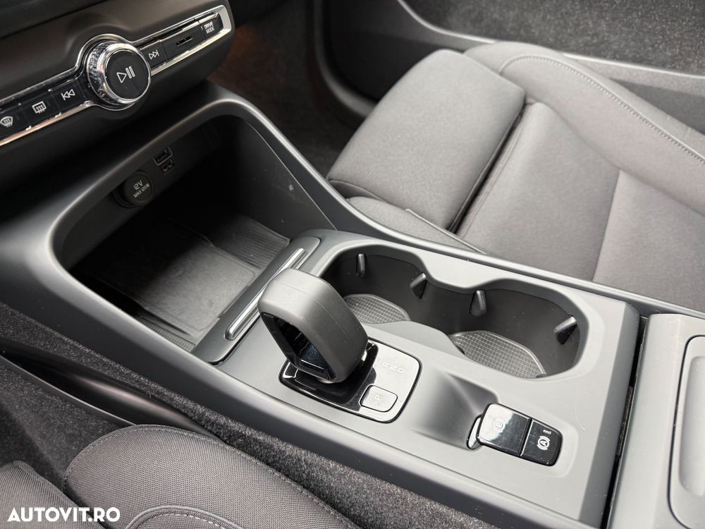 Volvo XC 40 B4 AT8 Mild Hybrid Momentum Pro - 21