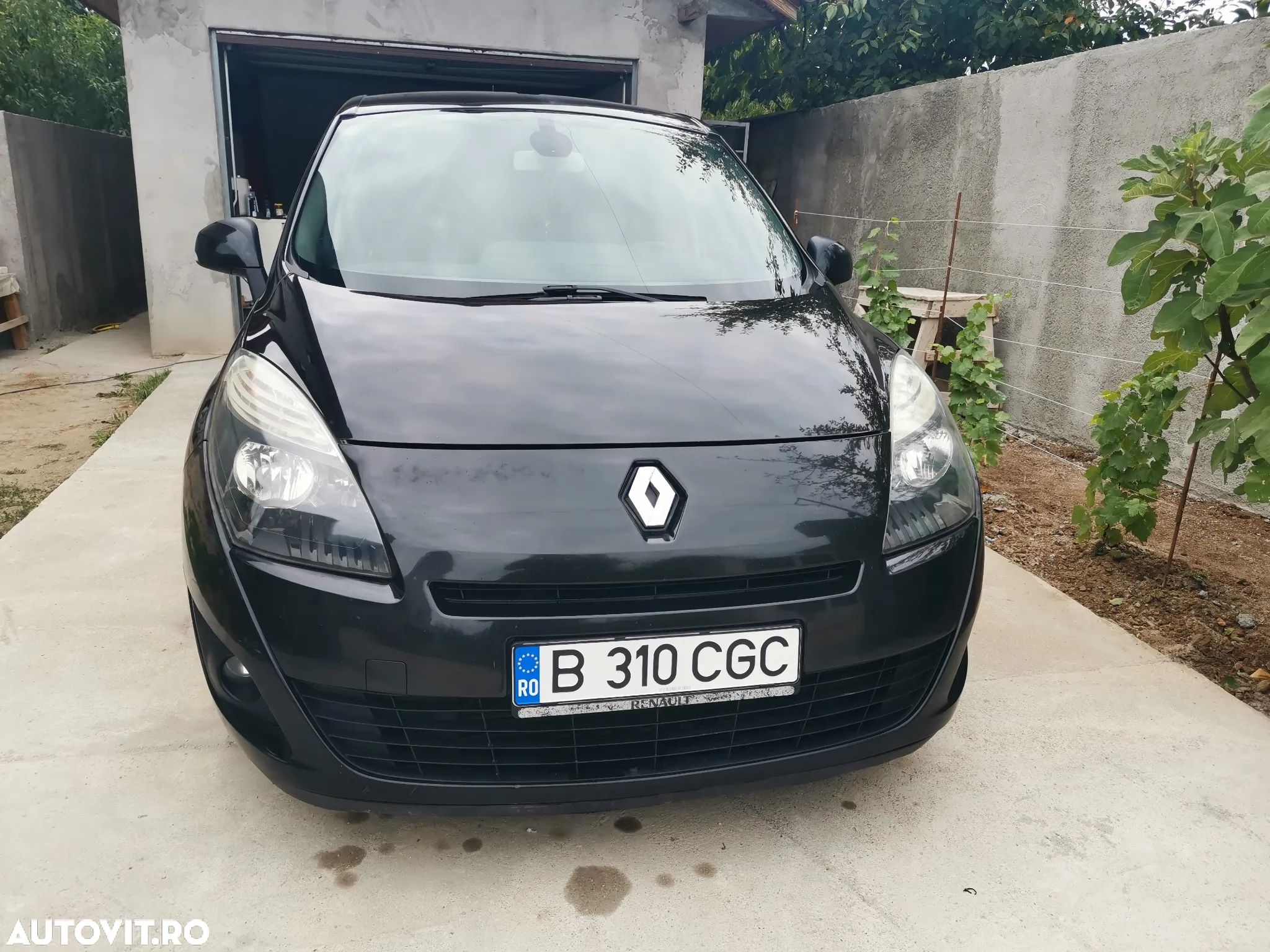 Renault Grand Scenic - 1