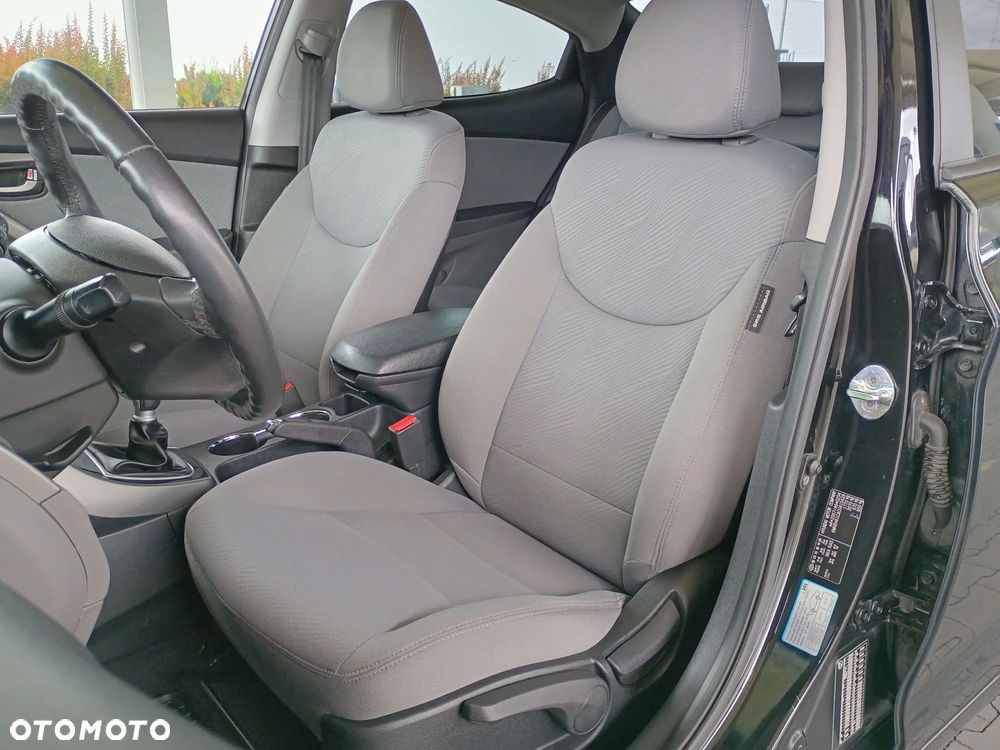 Hyundai Elantra 1.6 Comfort - 13