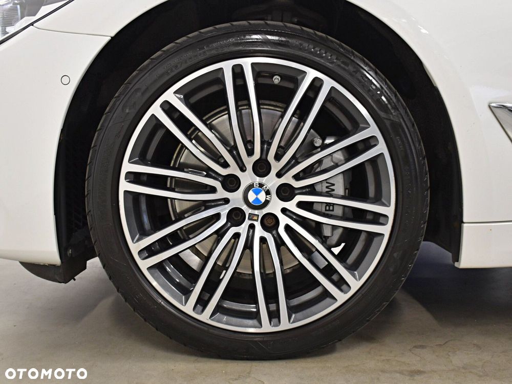 BMW Seria 5 530i GPF xDrive Luxury Line sport - 32