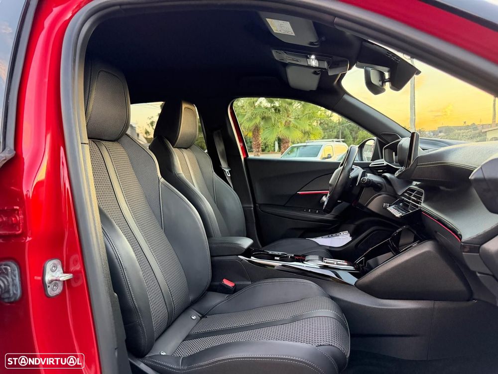 Peugeot 2008 1.2 PureTech GT EAT8 - 17