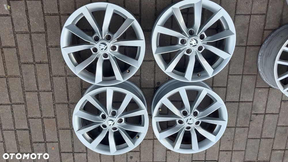 KOMPLET FELG ALUMINIOWYCH SKODA 17" 7J 5L0601025K ET45 5X112 - 1