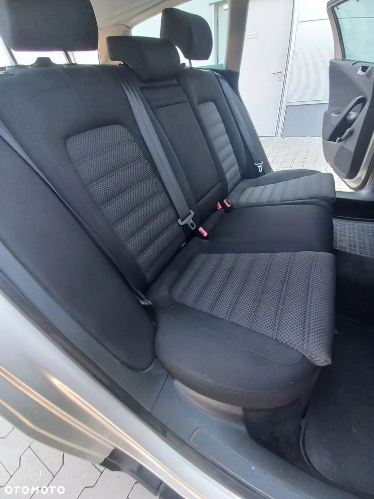 Volkswagen Passat 1.9 TDI DPF BlueMotion - 38