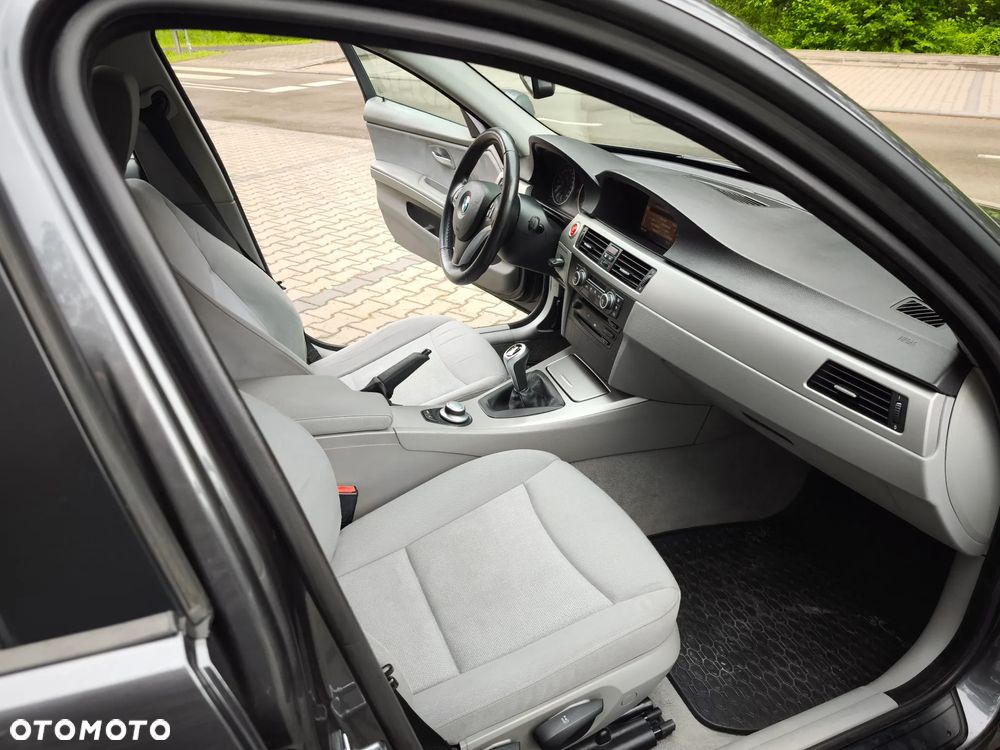 BMW Seria 3 320d - 32