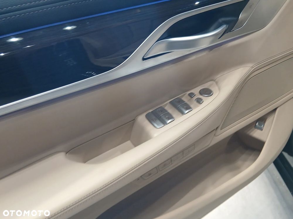 BMW Seria 7 740i - 22