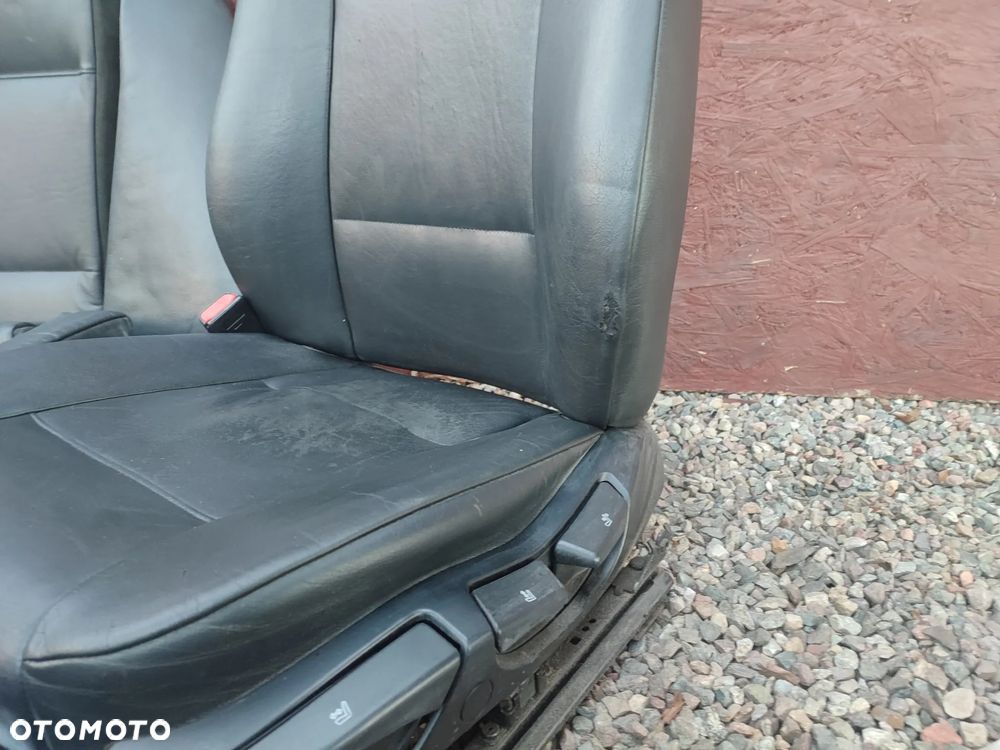 BMW E46 SEDAN ORYGINALNY KOMPLET FOTELI SKÓRZANYCH + KANAPA TYŁ SKŁADANA + BOCZKI EUROPA POD PODUSZKI AIR-BAG O NR. 52 20 8 214 940 / 52 20 8 214 970 / 52 10 8 214 910 OEM  W DOBRYM STANIE - 11