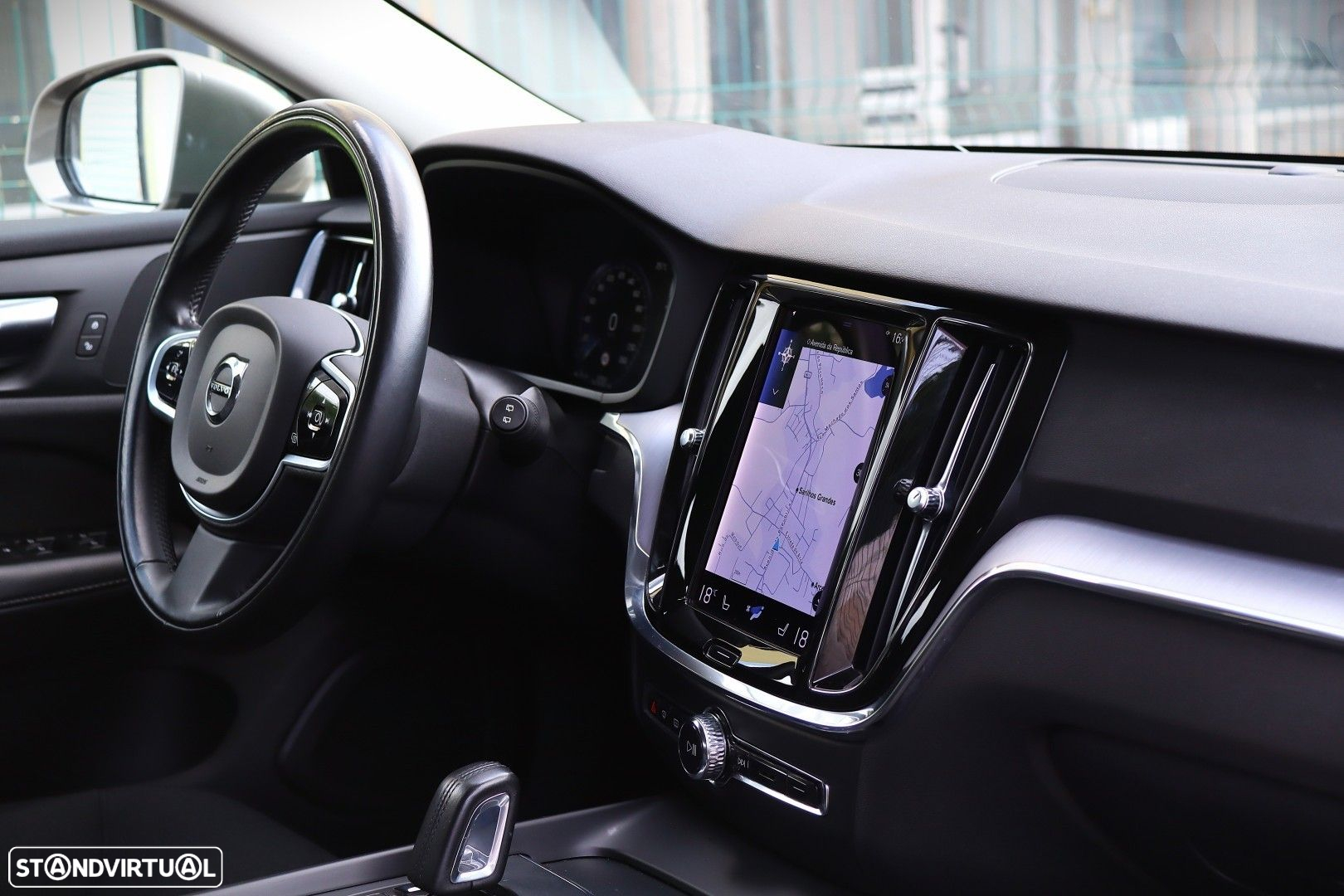 Volvo V60 2.0 B4 Momentum Geartronic - 25