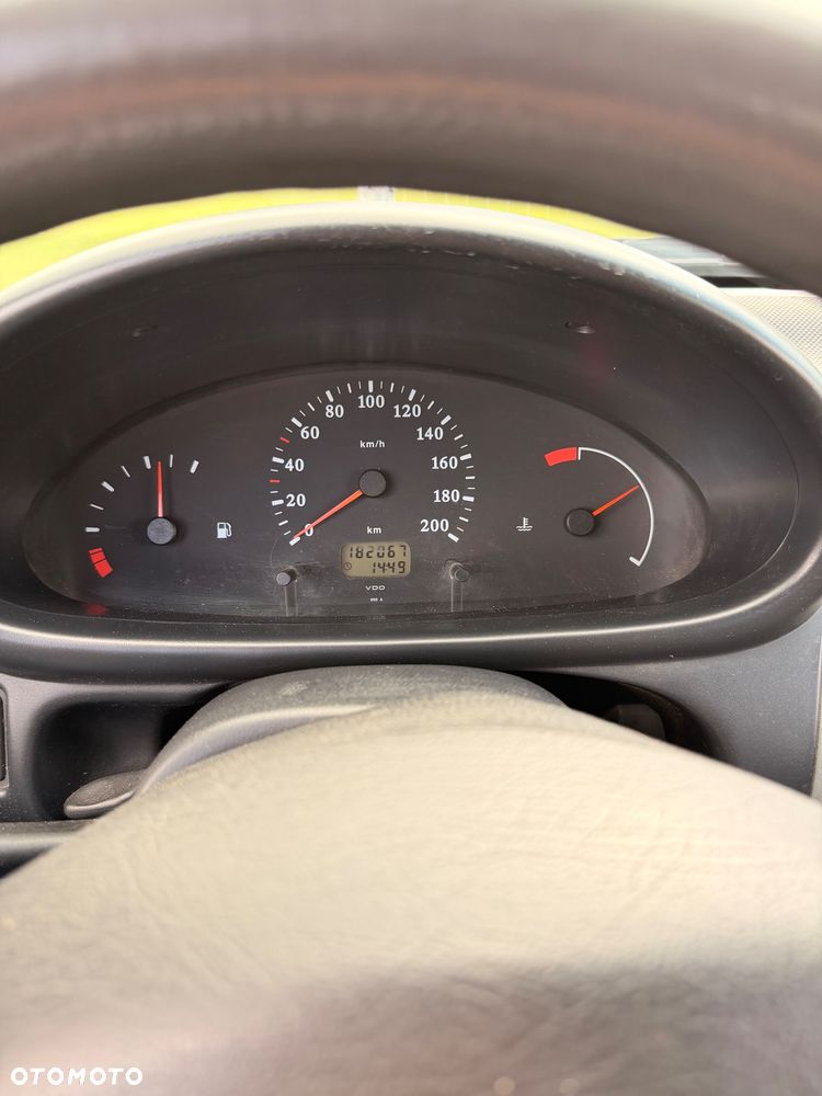 Nissan Micra 1.0 L - 8